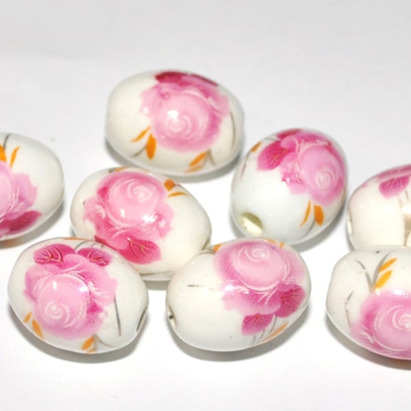 10-pack Stora vita porslinspärlor med rosa rosor, 17x13mm
