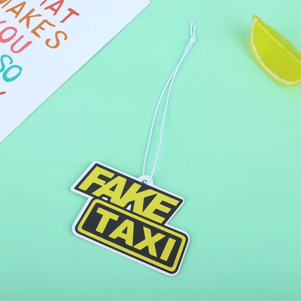 Billuftfräschare Bil backspegelhängande Racing Autodoft Parfym Bildekoration Anime-dekor för falska taxi
