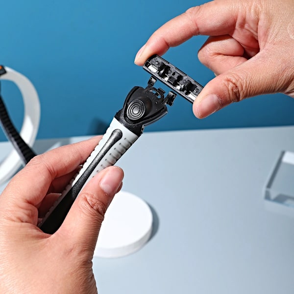 1 rakhyvel + 20-30 st extra påfyllningspatroner 3 blad män rakkniv grå färg Manuell rakapparat för män Barberrakning 24 Extra Refill