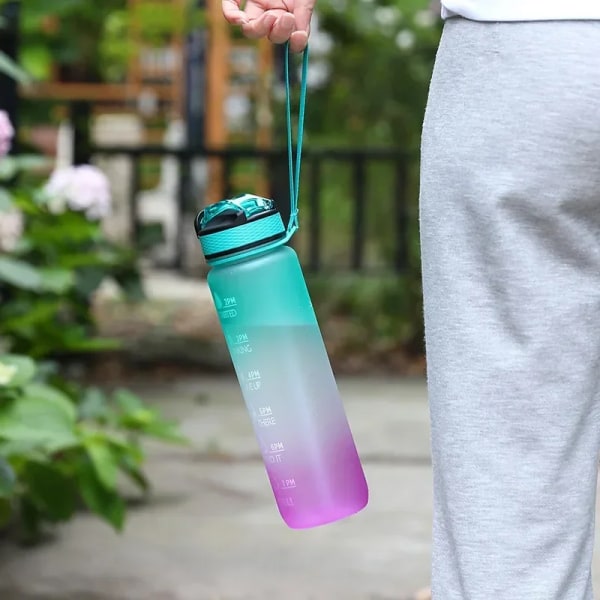 1 liters vattenflaska Motiverande Sport Vattenflaska Läcktäta flaskor Dricka Utomhus Resor Gym Fitness Kannor för köksmuggar 900ml Purple