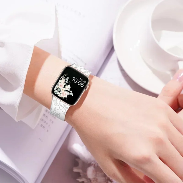 Graverat armband för Apple Watch-armband 46mm 44mm 42mm 41mm 40mm 45mm Ultra 49mm Blomsterarmband Iwatch Series 10 9 8 7 SE 6 5 4 3 Butterfly Milk 38-40-41mm-S10-42mm