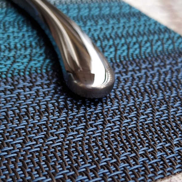 Sæt med 6 PVC-dækkeservietter Vaskbare Skridsikre Varmebestandige Nemme at rengøre og opbevare Miljøvenlige 45 x 30 cm (Sort)