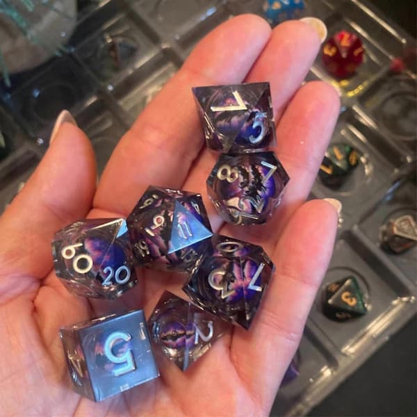 2026 Adventskalender Dungeons & Dragons Adventskalender Tilfeldige Polyhedrale Terninger