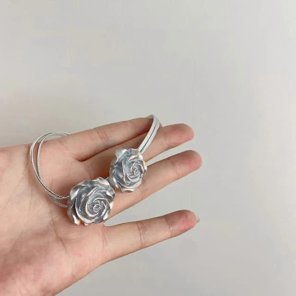 Silverros-halsband, två rosor