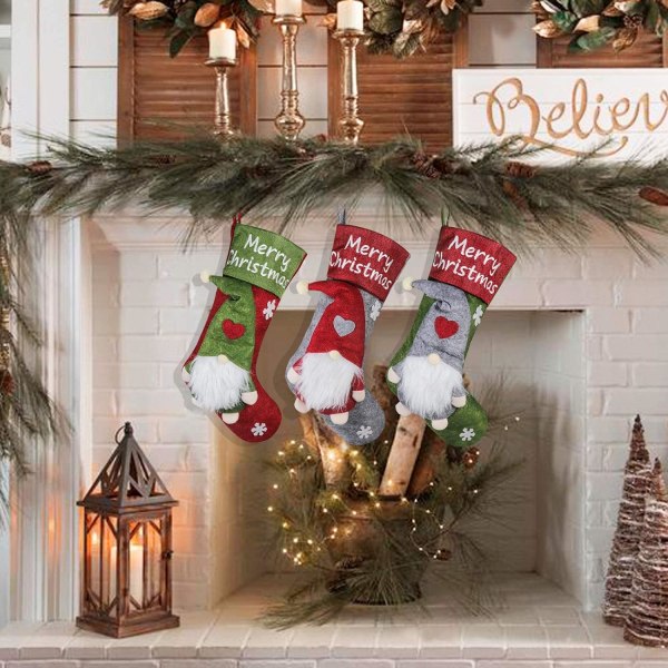 Heyone julstrumpor, 18 tum med handgjorda plysch Tomte Gnomes, för juldekorationer för fritidshus, 3-pack, röd grön grå