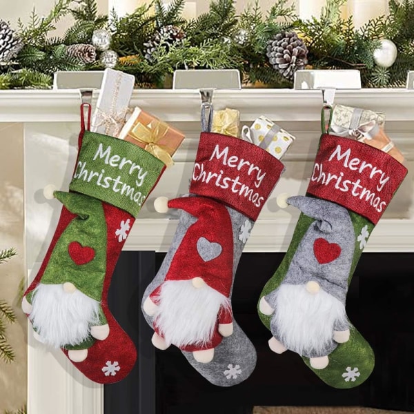 Heyone julstrumpor, 18 tum med handgjorda plysch Tomte Gnomes, för juldekorationer för fritidshus, 3-pack, röd grön grå
