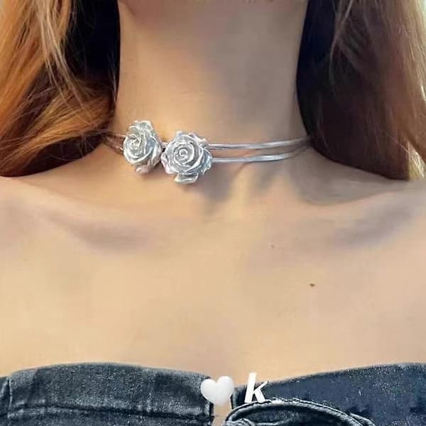 Silverros-halsband, två rosor