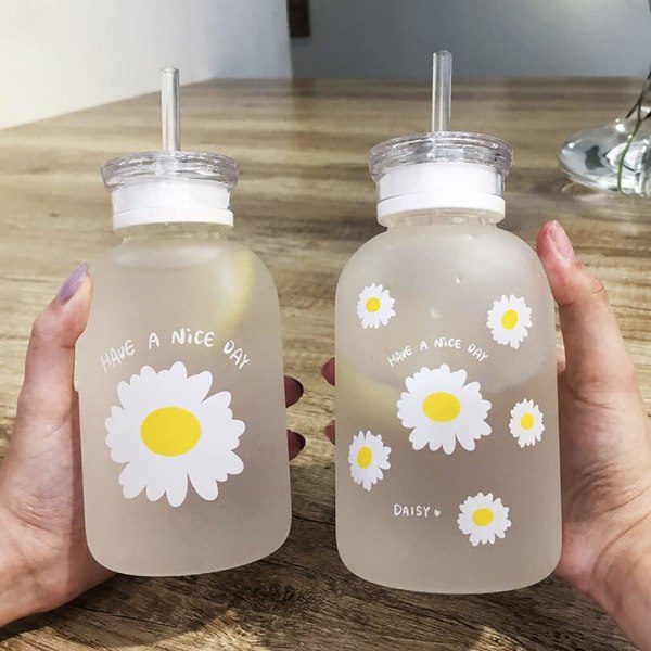 480 ml söt vattenflaska med mjölkjuice, skala, 2 lock, liten prästkrage, matt, bärbar, transparent vattenkopp, glasflaskor (matt 1 blomma)