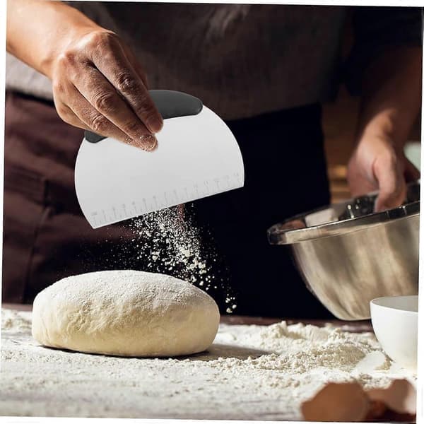 Benkskrape i rustfritt stål med ergonomisk sklisikkert grep og måleenheter for baking