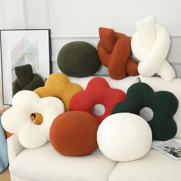 Nordisk stil. Blomformade och bollkastkuddar. Soffkuddar. Plyschkudde. (Blomma 45 cm (17,71 tum), vit blomma)