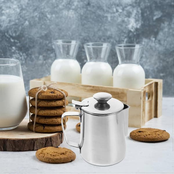 Mælkekande i rustfrit stål med låg, præcisionshældetud til Latte Art og dampning af kaffe