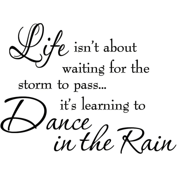 Livet handlar inte om att vänta på att stormen ska gå över, det handlar om att lära sig dansa i regnet Vinylväggklistermärke inspirerande citat