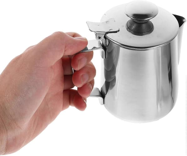 Mælkekande i rustfrit stål med låg, præcisionshældetud til Latte Art og dampning af kaffe