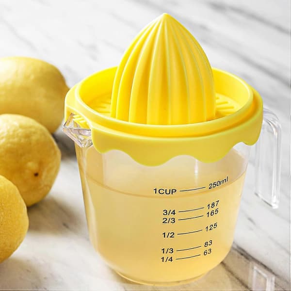 Stor manuell citronpress med mätkopp, gul citruspress i plast, juiceutbyte