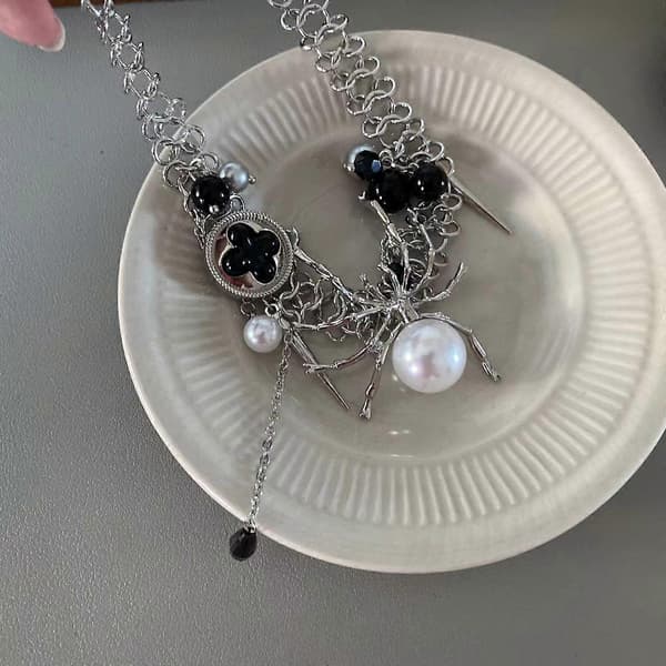 Retro edderkoppknappkjede med overdrevet design choker
