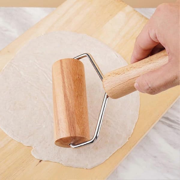 Kjevle i tre, dobbelthodet design for baking av pizza, bakverk, dumplings, kjeks