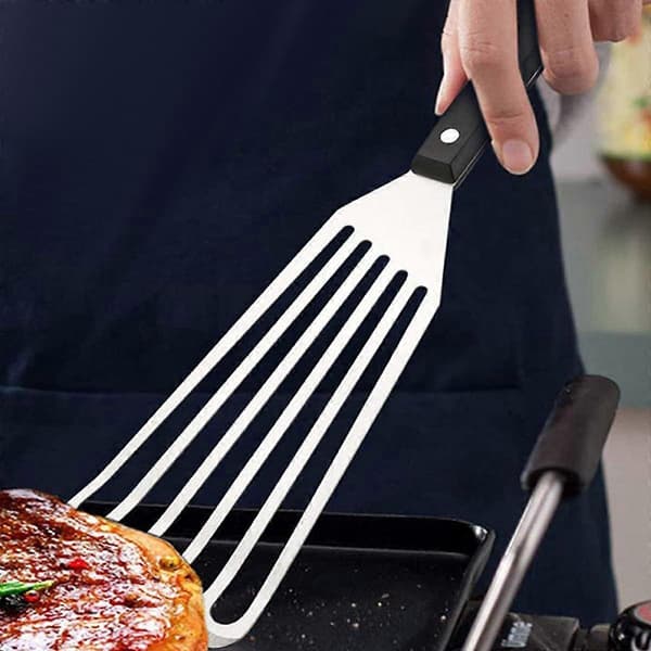 Kraftig fiskespade i rustfritt stål med ergonomisk grep og perforert snuhode for grilling og steking