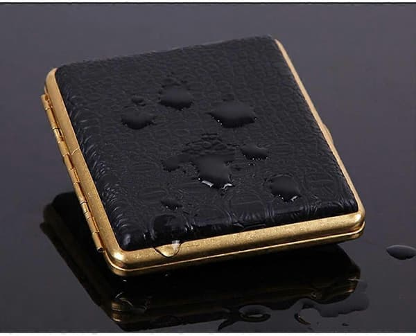 Cigarette case in leather, ultra-thin, portable, advanced anti-pressure cigarette box for men, holds 20 cigarettes