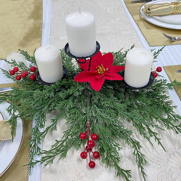 Kunstig julepynt, traditionel rød grøn festlig stil til spisebordet
