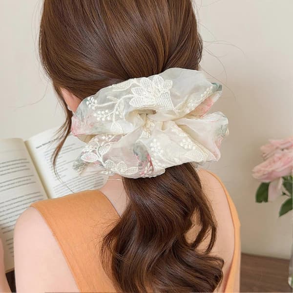 Blomstret Mesh Scrunchie Broderet Stor Hårelastik Blød Elastik til Hestehale og Knold Styling Daglig Brug Vit