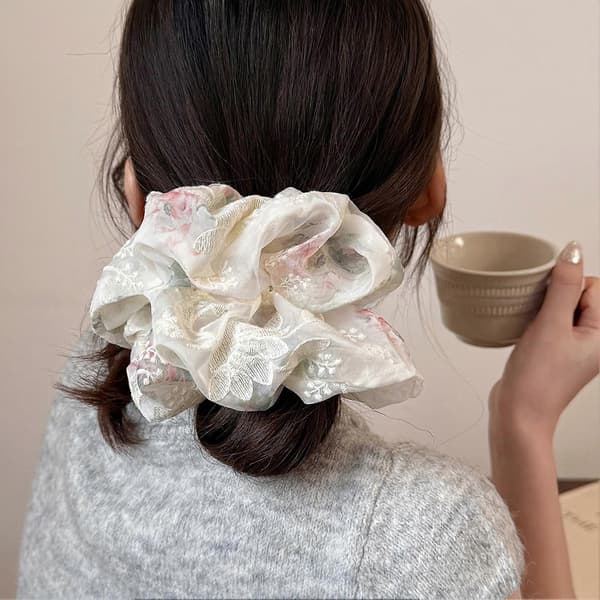 Blomstret Mesh Scrunchie Broderet Stor Hårelastik Blød Elastik til Hestehale og Knold Styling Daglig Brug Vit