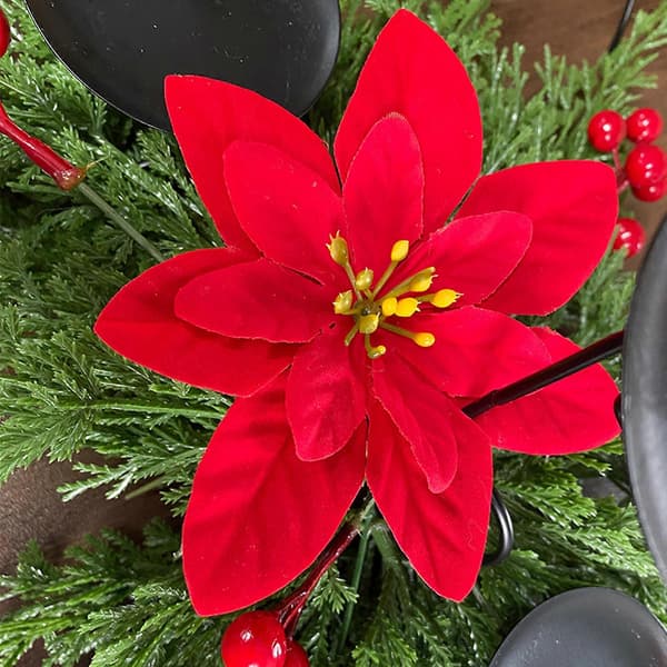 Kunstig julepynt, traditionel rød grøn festlig stil til spisebordet