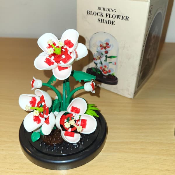 Blomsterarrangement (stedmoderblomster)