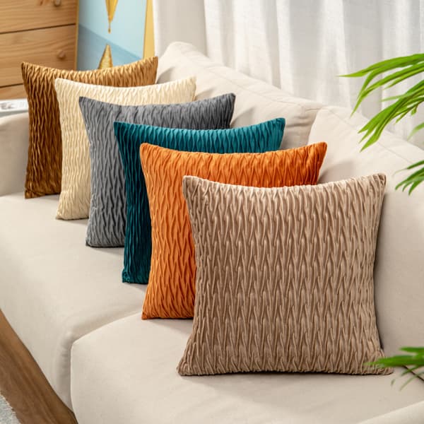 Set med två örngott i sammet, 45 x 45 cm, med osynlig dragkedja, beige texturerad saxeffekt.