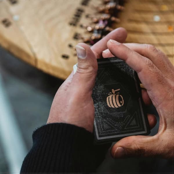 Skraplotthästar Spel - Unik AU Whiskey Tunna Design