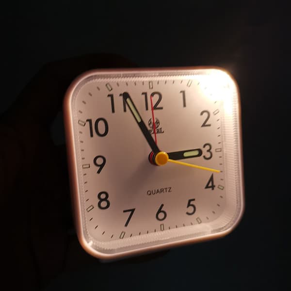 Mordely Small Travel Alarm Clock Analog Quartz Bedside Alarm Clock - White