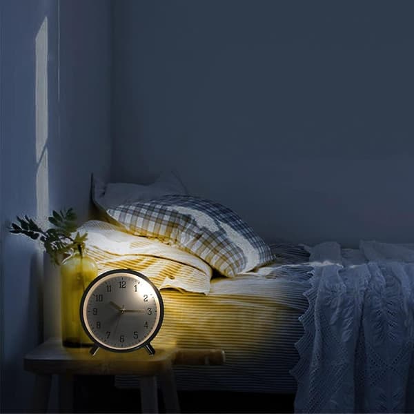 4.5-inch Alarm Clock, Electronic Clock With Night Light, Silent Student Quartz Clock White