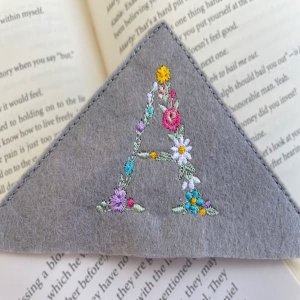 Broderibokmärken Flower Corner Bookmark 2