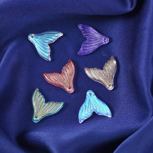 100 st Fishtail Charms Random Charms Glasberlocker