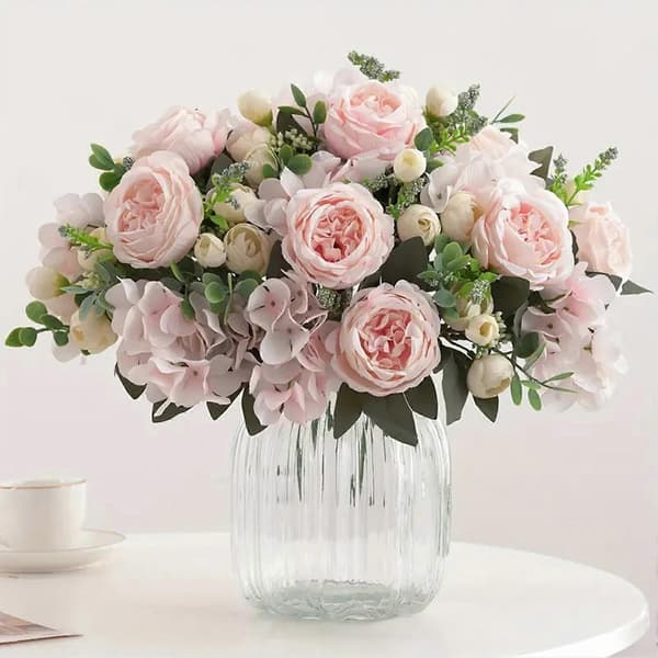 Kunstig blomsterarrangement – til bryllup og reception – til elegant indretning White