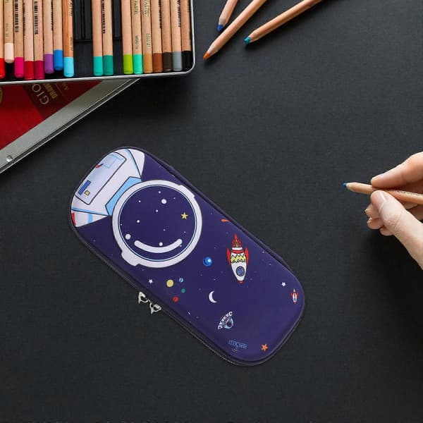 Vanntett astronaut-blyantmappe med romtema og rom