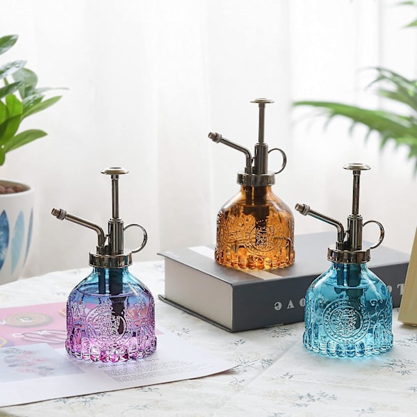 Vattenkanna Europeisk vattenkanna i präglat och handpressat glas (brun)