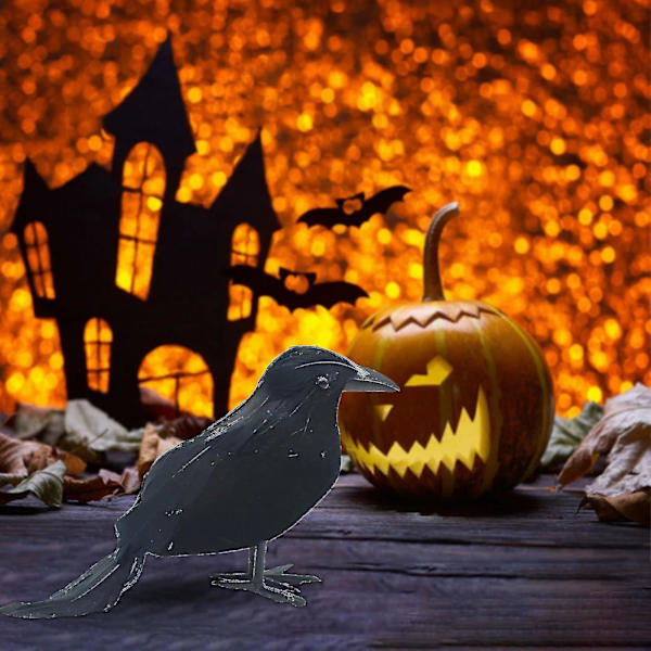 Realistinen musta variksen sulkainen korppi Halloween-koristeisiin