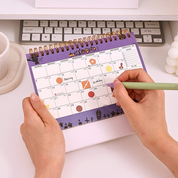 2025 Skrivebords Kalender, Vego Skrivebords Kalender fra Nu til December 2025, Lille Skrivebords Kalender med Månedstema Design, Stående Foldbar Skrivebords Kalender style2