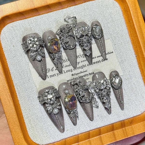 Goth Press On Negle Håndlavet Sort Mandelform med 3D Sølv og Rhinestone Gotisk Design RN