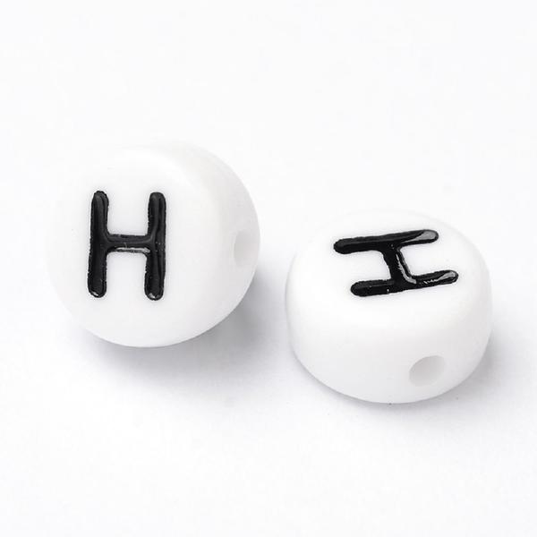 100 stk Hvite bokstavperler "H" i akryl med sort tekst
