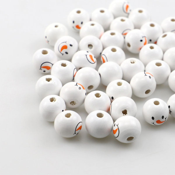 50 kappaleen joukko jouluaiheisia puuhelmiä, maalaistalon helmiä, valkoisia painettuja puuhelmiä Snowman