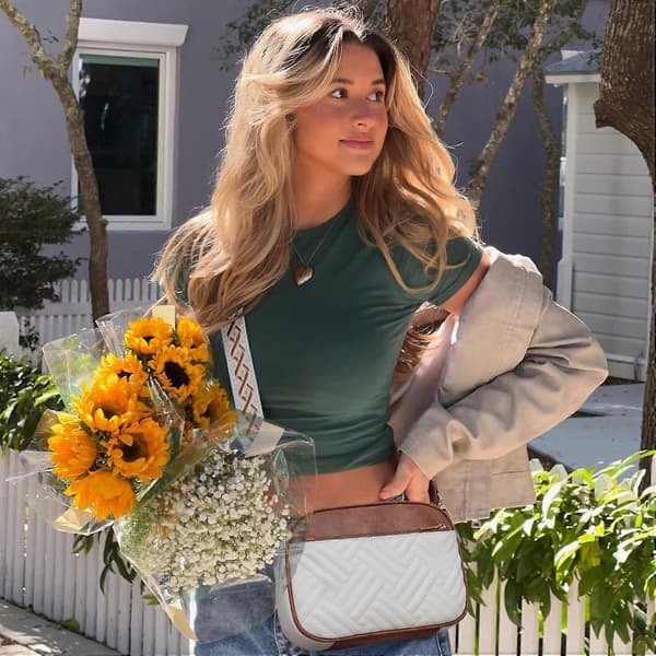 Små quiltade crossbody-väskor för kvinnor i veganskt PU-läder Axelväskor Damväskor med bred rem White brown