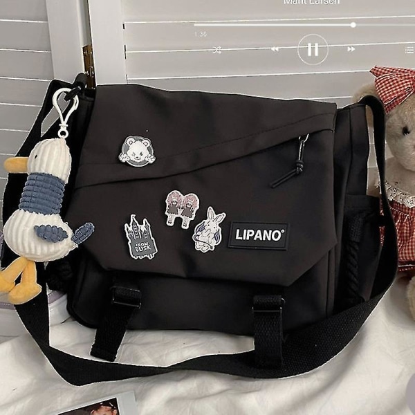 Retro Messenger Bag Miehille Suuri Kapasiteetti Kevyt Olkalaukku Säädettävä Olkahihna Sling Bag Black 5 Badges
