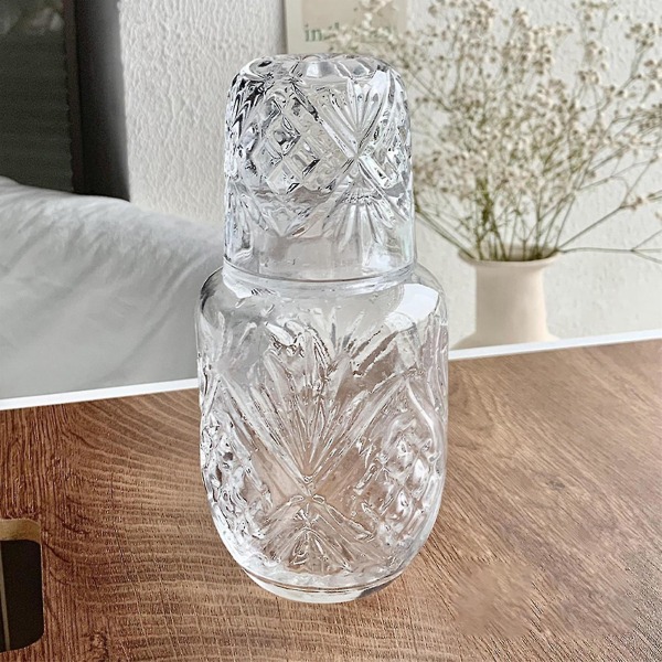 Vintage vannkanne i glass, nattvannskaraffel med glassglass til nattbord på soverommet