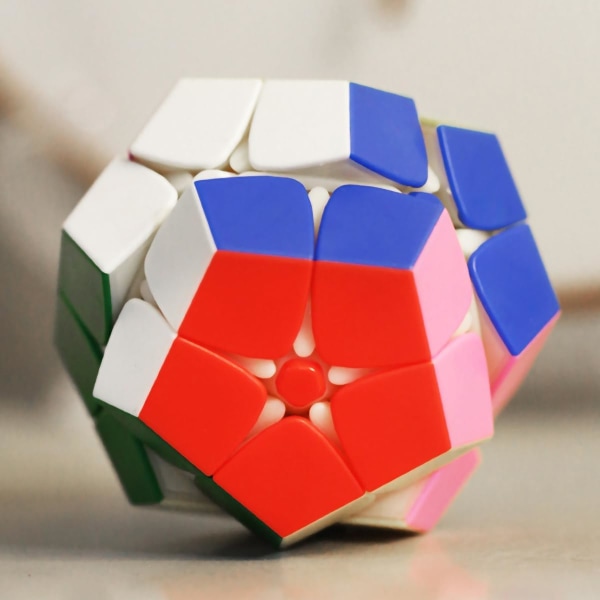 2x2 Megaminx Dodekaedri 3D Magic Puzzle Kuutio 2x2x12 Gigaminx Megaminx Kuutio 12 Pinta Kuutio Monivärinen Tarraton