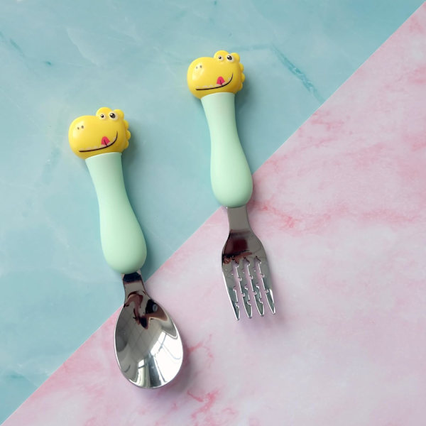 4 sett babybestikk, rustfritt stål barnebestikk, barneskje og gaffel, søtt tegneseriebestikk med eske, for baby, barn, hjem og reise