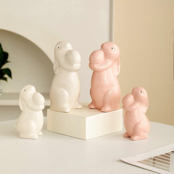 Keramisk Kaninfigur - Kanin som holder egg påskepynt White S