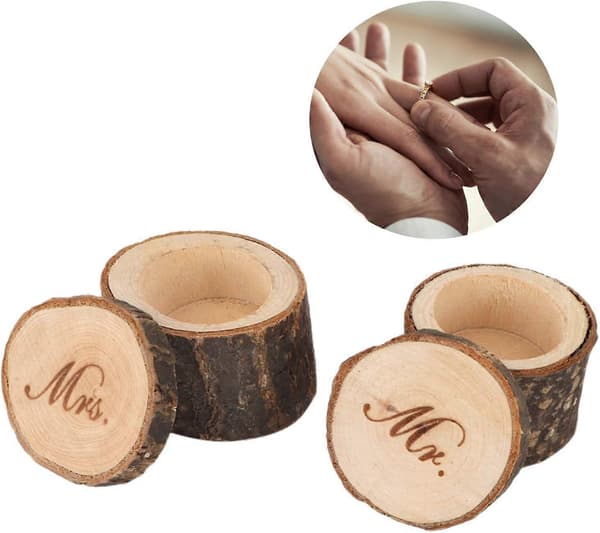 Et par bryllupsringer i tre (diameter 6 cm, Mrs, Mr), med bryllupsringboksfester