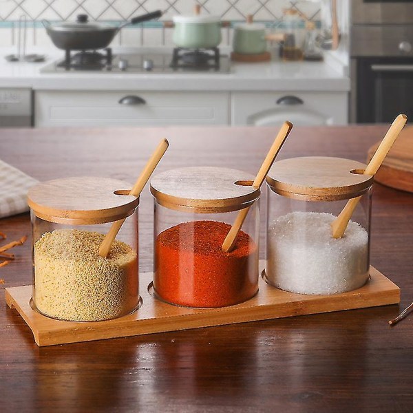 Klare krydderiglaskrukker med naturligt bambuslåg, ske og stativ