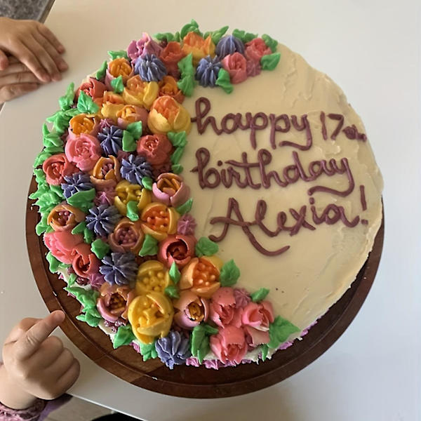 47-delt kakepyntsett, inkludert 12 blomsterformede sprøytetips, 2 bladformede sprøytetips, 2 koblinger og 30 sprøyteposer, for kakedekorering